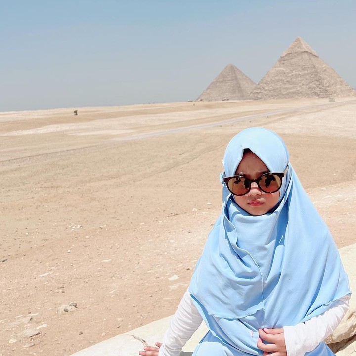 <p>Di mesir, Oki bersama keluarganya tampil kompak, lho. Mereka mengenakan pakaian dengan warna senada, yakn putih dan biru muda. (Foto: Instagram @okisetianadewi)<br /><br /><br /></p>