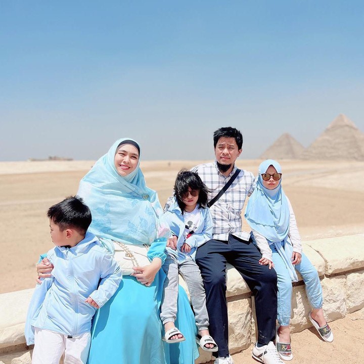 <p>Oki Setiana Dewi bersama suami dan anak-anaknya bertolak ke Mesir, Bunda. Di sana, mereka menghabiskan waktu untuk berlibur. (Foto: Instagram @okisetianadewi)<br /><br /><br /></p>