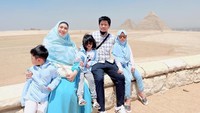 <p>Oki Setiana Dewi bersama suami dan anak-anaknya bertolak ke Mesir, Bunda. Di sana, mereka menghabiskan waktu untuk berlibur. (Foto: Instagram @okisetianadewi)<br /><br /><br /></p>