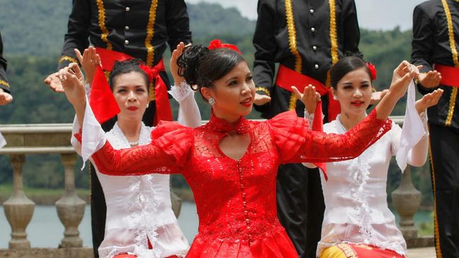 4 Pakaian Adat Sulawesi Utara Beserta Kegunaannya, Bisa Dikenalkan ke Anak Nih