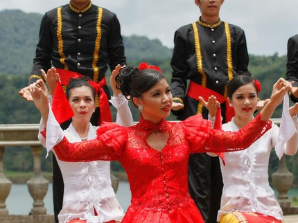 4 Pakaian Adat Sulawesi Utara Beserta Kegunaannya, Bisa Dikenalkan ke Anak Nih