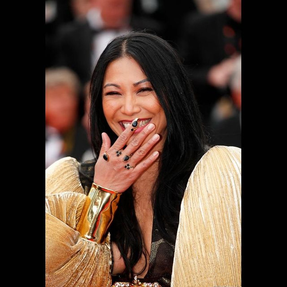 Penampilan Anggun C Sasmi Hadiri Pemutaran Film Top Gun&colon; Maverick