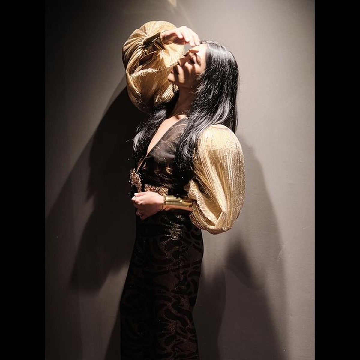 Penampilan Anggun C Sasmi Hadiri Pemutaran Film Top Gun&colon; Maverick