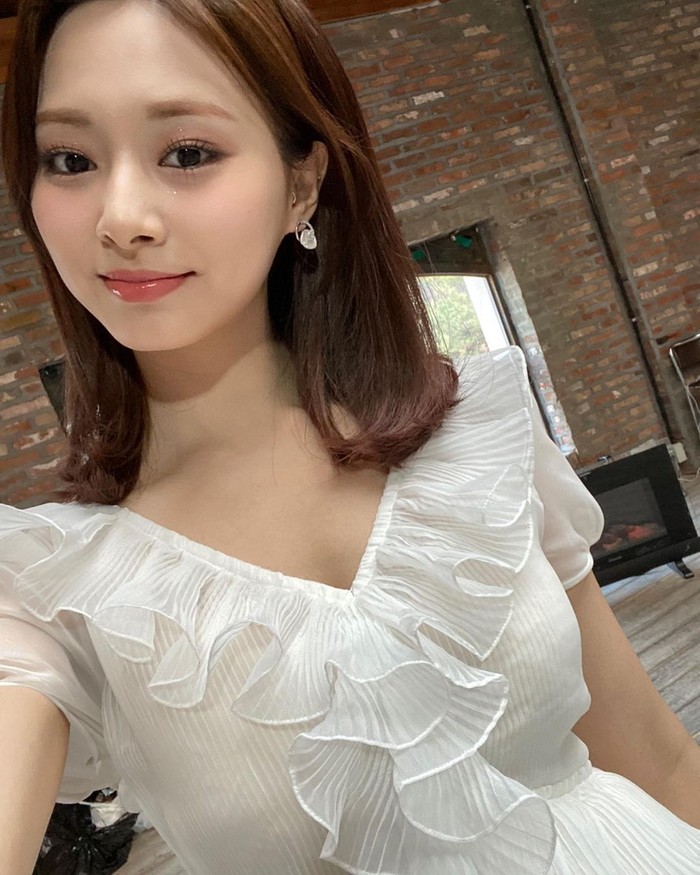Pesona mendebarkan dari Tzuyu tidak bisa berhenti membuat penggemar untuk terus memikirkan sang idola. Nama akun instagram @thinkaboutzu milik Tzuyu seolah mewakili perasaan dari penggemar yang selalu mencintainya./ Foto: instagram.com/thinkaboutzu