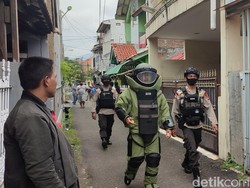 Penjinak Bom Cek Benda Mencurigakan di Antapani Bandung