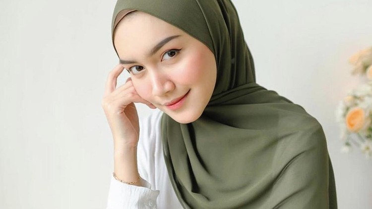 Melody Prima pakai hijab. Melody Prima pakai hijab.