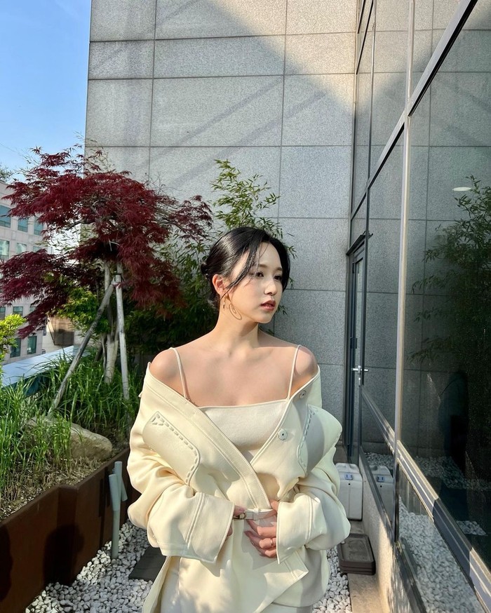 Potret cantik ala girl friend material memenuhi postingan instagram Mina yang memiliki username @mina_sr_my. Siap membuat penggemar berdebar, Mina selalu membagikan beberapa foto sekaligus dalam satu kali postingan baru./ Foto: instagram.com/mina_sr_my