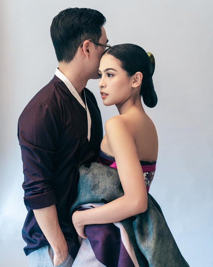 Kisah cinta keduanya bermula dari Stanford University. Baik Maudy dan Jesse, menempuh pendidikan di sana dan mulai dekat sejak tahun 2019. Bagi Jesse, diceritakan dalam blog pribadinya, jika Maudy Ayunda adalah sosok yang cerdas yang sering mengajaknya mengobrol banyak hal dan ia pun sangat cinta akan negaranya. Mengenal sosok aktris cantik ini, membuat dirinya sangat bahagia dan merasa tak bisa terpisahkan. (Foto: Instagram.com/maudyayunda)