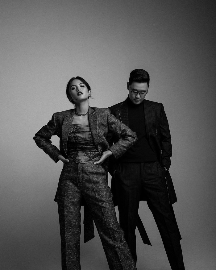 Ia adaah Jesse Choi, pria asal Korea Selatan yang tumbuh besar di Amerika yang sukses mempersunting Maudy Ayunda. Pekerjaannya adalah seorang investor, ia banyak menanam modal di berbagai bidang, termasuk dari deretannya adalah perusahaan di Indonesia. (Foto: Instagram.com/maudyayunda)