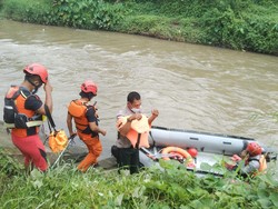 Pria Lansia Hanyut di Sungai Denai Usai Tergelincir Saat Kencing
