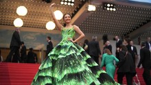 FOTO: Lenggak-lenggok Raline Shah di Red Carpet Cannes Film Festival
