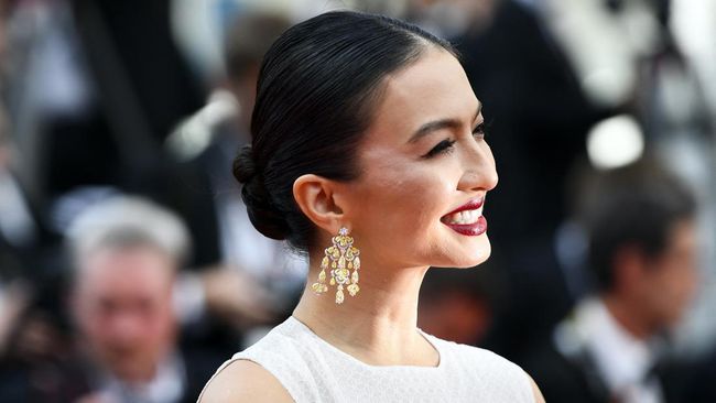 Penampilan Raline Shah di karpet merah Cannes Film Festival masuk ke dalam daftar 'best fashion' versi majalah Vogue.