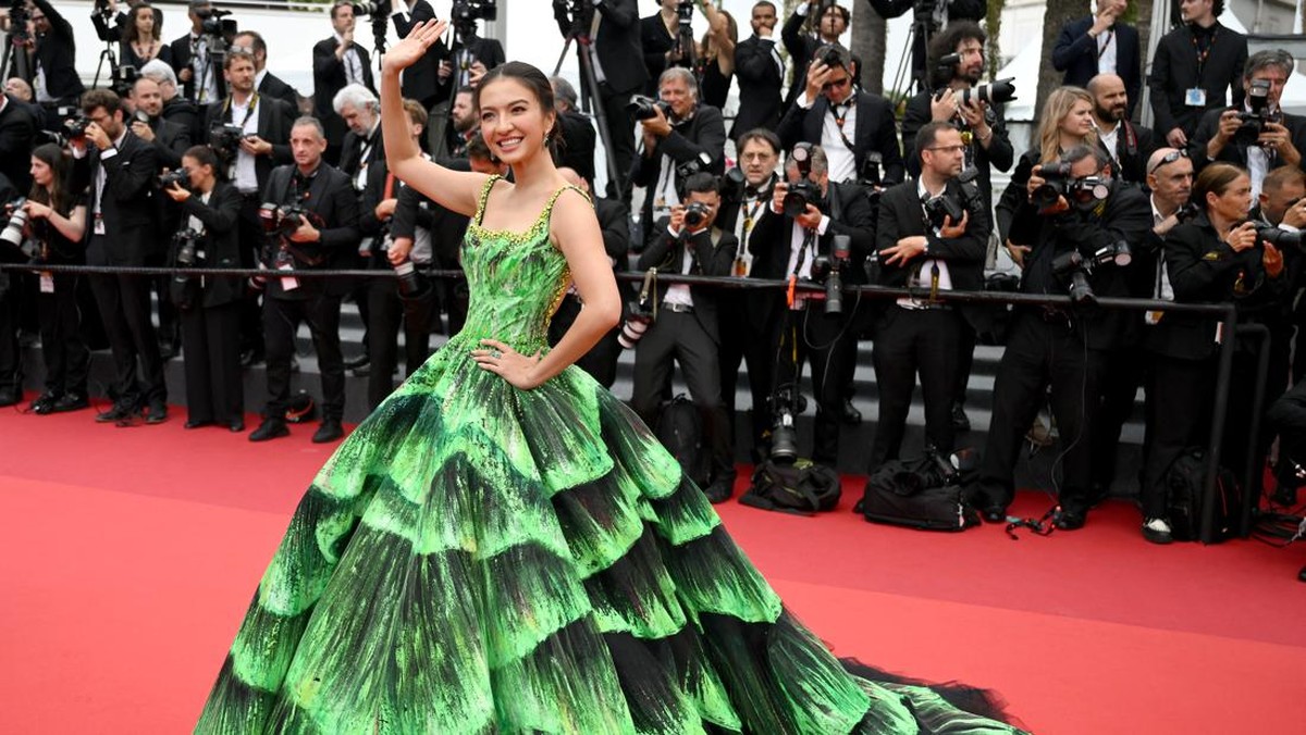 FOTO: Lenggak-lenggok Raline Shah di Red Carpet Cannes Film Festival