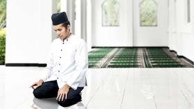 Doa Tasyahud Akhir dan Keutamaan Membacanya saat Sholat