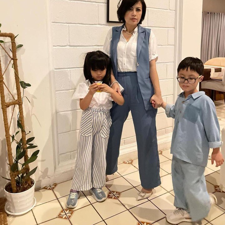 <p>Sama seperti orang tua pada umumnya, Bunda Cynthia termasuk salah satu Bunda yang senang mendandani anak-anaknya dengan <em>outfit</em> yang senada. Seperti potret yang satu ini saat mereka mengenakan pakaian senada bernuansa putih dan denim. (Foto: Instagram @cynthia_lamusu)</p>