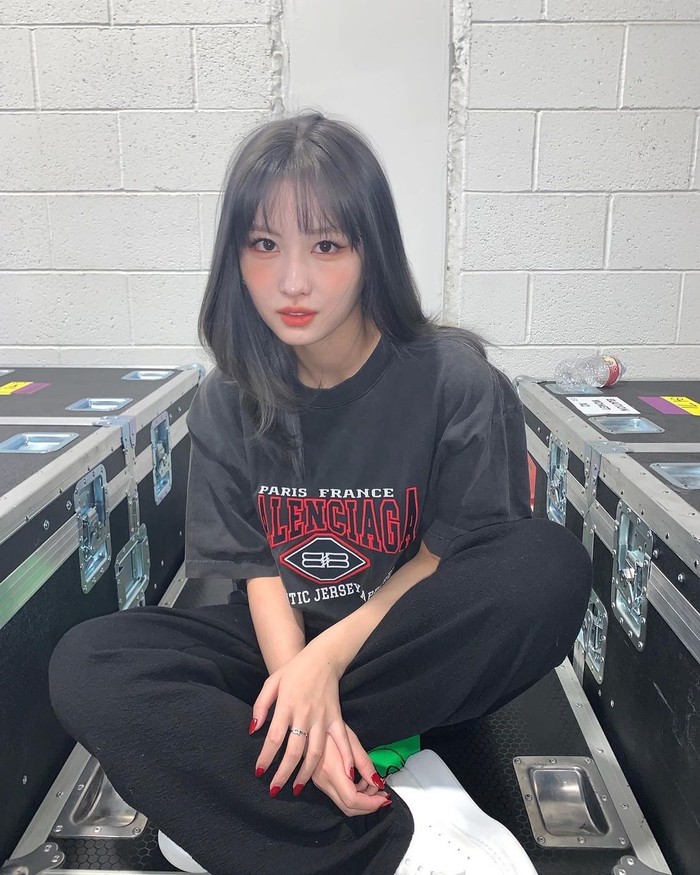 Sederhana dan bermakna, Momo menggunakan nama @momo sebagai nama pengguna akun instagram pribadinya. Momo mengekspresikan warna favoritnya dengan mengenakan pakaian warna hitam di semua foto yang dipostingnya di feed sejauh ini./ Foto: instagram.com/momo