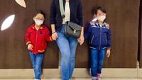 <p>Selain itu, Bunda Cynthia juga sering menghabiskan waktu bersama anak-anaknya. Mengajak kedua anaknya jalan-jalan, tentunya Bunda Cynthia tidak lupa mengajak anak-anaknya tetap taat prokes ya, Bunda. (Foto: Instagram @cynthia_lamusu)</p>