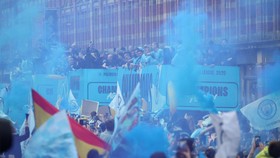 FOTO: Pawai The Citizens Buat Manchester Jadi Biru