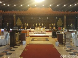 Snapshots: Dekorasi Jawa Klasik Pernikahan Adik Jokowi-Ketua MK di Solo
