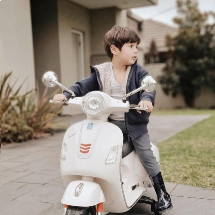 <p>Tampil modis dengan menggunakan jaket dan sepatu yang kece, Zenecka sudah siap mengajak jalan-jalan nih, Bunda. (Foto: Instagram @carissa_puteri)</p>