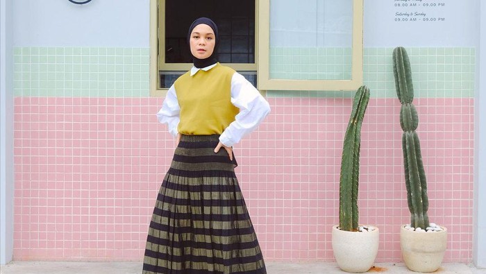 Tampil Lebih Stylish Memakai Kemeja Putih ala Para Selebriti Berikut
