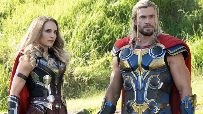 Chris Hemsworth mengaku egonya "tertusuk" saat melihat Natalie Portman pakai kostum Mighty Thor pertama kali.