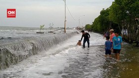 VIDEO: Momen Banjir Rob Rendam Pantai Utara Jawa