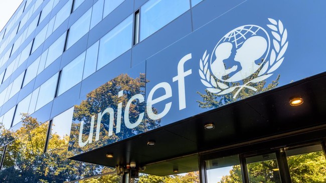 UNICEF adalah organisasi yang lahir pada 1946 setelah Perang Dunia II. Berikut sejarah UNICEF, tujuan berdiri, hingga program organisasi.