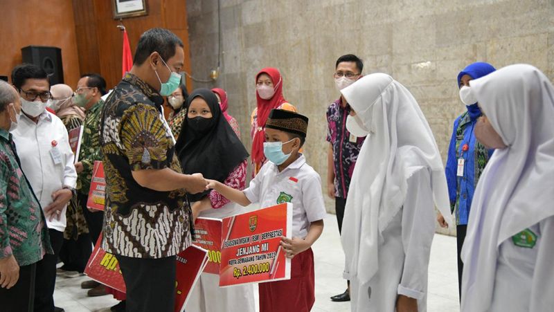 Wali Kota SemarangHendrar Prihadi meminta adanya koreksi program beasiswa pendidikan yang diberikan oleh Dinas Pendidikan Kota Semarang.