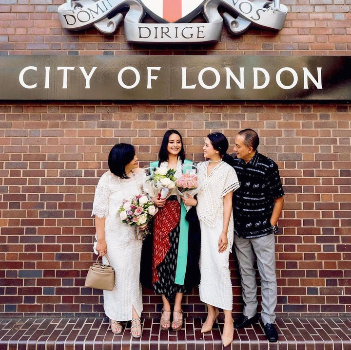 <p>Enggak cuma cantik, Amanda juga cerdas seperti sang kakak. Ia telah menyelesaikan studi di King's College London. (Foto: Instagram @akhairunnisa)</p>