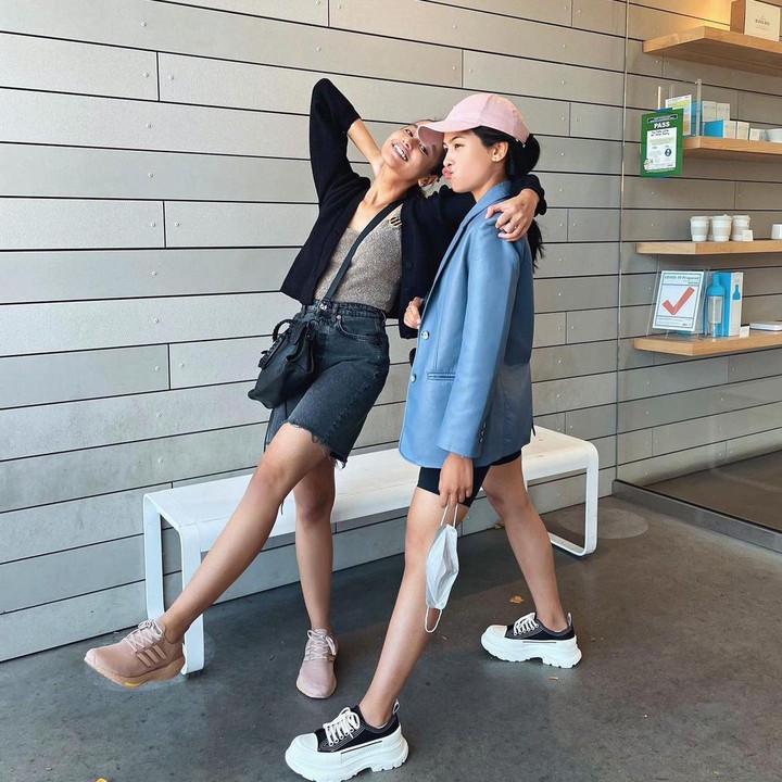 <p>Hanya terpaut 3 tahun, Maudy dan Amanda selalu tampil kompak di setiap kesempatan. Mereka kerap mengenakan <em>outfit</em> modis yang <em>matching,</em> Bun. (Foto: Instagram @akhairunnisa)</p>
