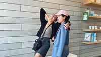 <p>Hanya terpaut 3 tahun, Maudy dan Amanda selalu tampil kompak di setiap kesempatan. Mereka kerap mengenakan <em>outfit</em> modis yang <em>matching,</em> Bun. (Foto: Instagram @akhairunnisa)</p>
