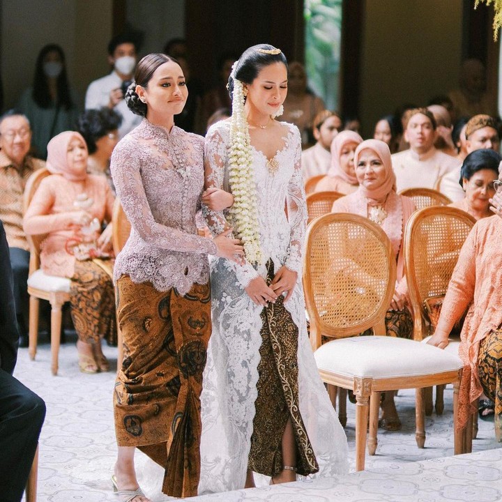 <p>Amanda tak bisa menahan rasa bahagia ketika mengantar sang kakak menuju meja akad nikah. Selalu harmonis, hubungan Maudy dan Amanda memang <em>sister goals</em> banget, nih. (Foto: Instagram @akhairunnisa)</p>