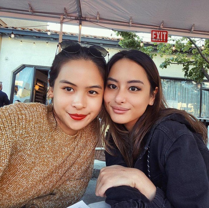 <p>Maudy Ayunda bukan satu-satunya wanita berprestasi di keluarganya. Ia juga memiliki adik perempuan yang tak kalah cantik dan cerdas. (Foto: Instagram @akhairunnisa)</p>