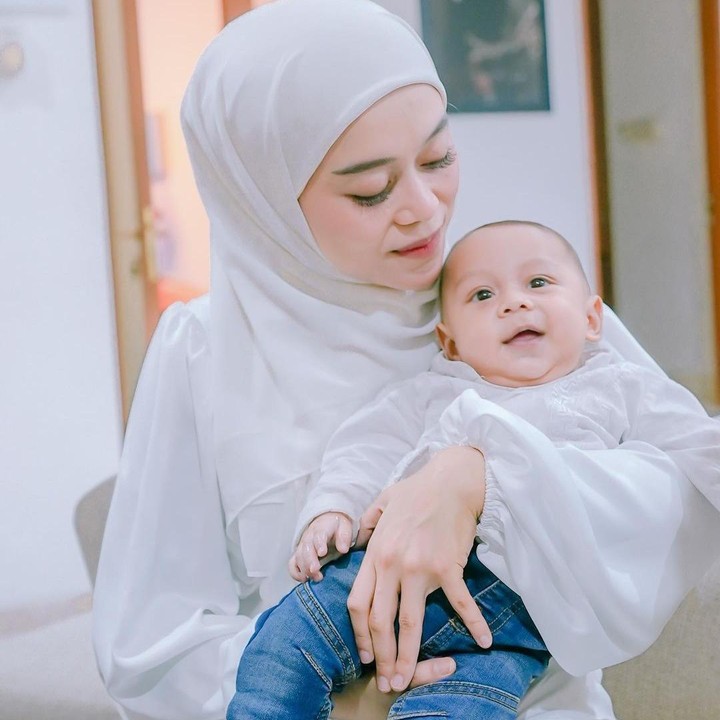 <p>Anak laki-laki pasangan Lesti Kejora dan Rizky Billar ini lahir pada 26 Desember 2021. Diberi nama Muhammad Leslar Al Fatih Billar. Meskipun usianya masih 5 bulan, wajahnya sangat ekspresif dan selalu tampil keren, Bunda. (Foto: Instagram @lestykejora)</p>