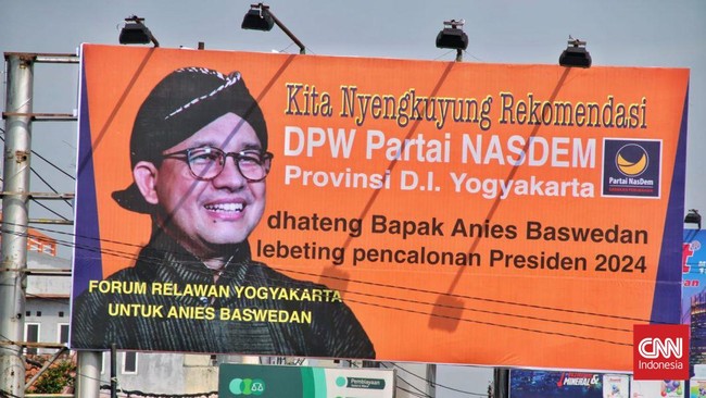 Baliho wajah Gubernur DKI Anies Baswedan berlogo Partai NasDem berisi dukungan Pilpres 2024 muncul di sejumlah wilayah Yogyakarta.