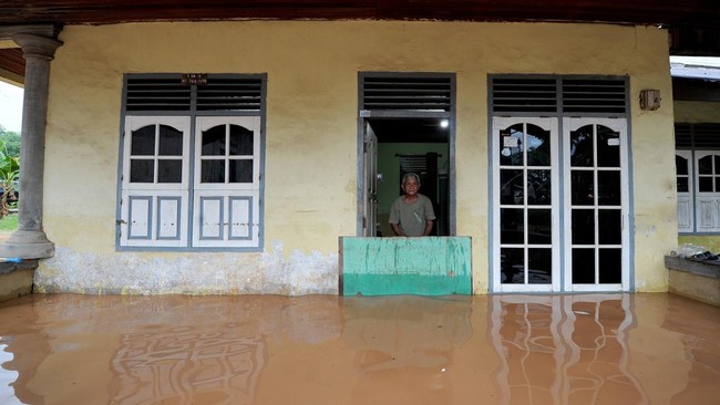 Sebanyak 1.312 rumah milik warga di sembilan desa dan satu kelurahan di tiga kecamatan, Kabupaten Majene, Sulawesi Barat (Sulbar), terdampak banjir.