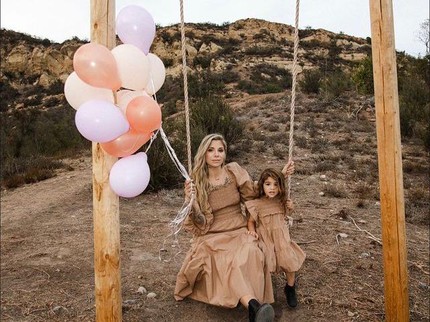 Sempat Keguguran dan Kehilangan Bayi, Christina Perri Unggah Gender Reveal Bayi Keduanya