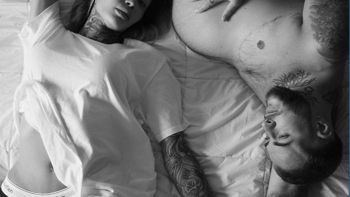 Tampilkan Pria Transgender Hamil, Iklan Calvin Klein Jadi Kontroversi