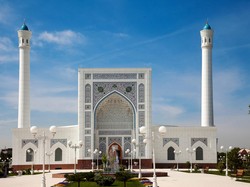 4 Adab Masuk Masjid Lengkap dengan Bacaan Doa Versi Panjang dan Pendek