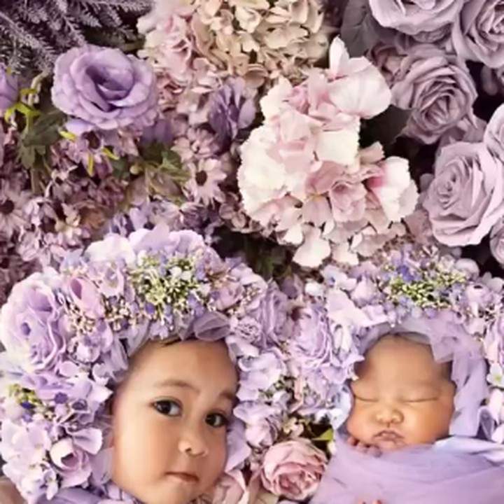 <p>Kakak beradik ini terlihat sangat anggun. Fitrop mengaku sangat senang melihat kakak beradik perempuan yang akur dan kompak. Ia berharap Sada dan Kamya dapat saling menyayangi dan saling mendukung sampai besar. (Foto: Instagram @fitrop)</p>