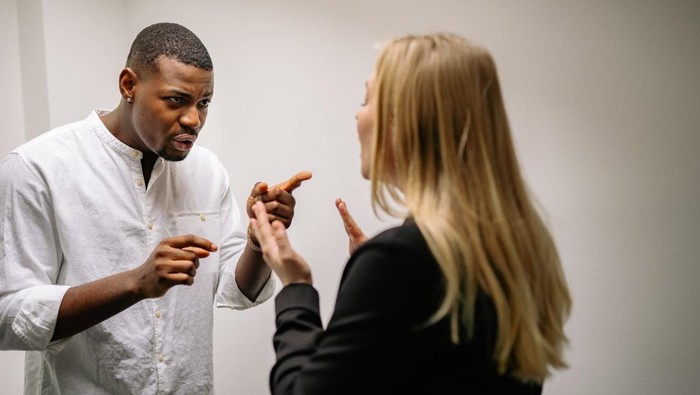 Cenderung Diam, Ini 5 Ciri-ciri Saat Pasangan Kamu yang Introvert Lagi Marah