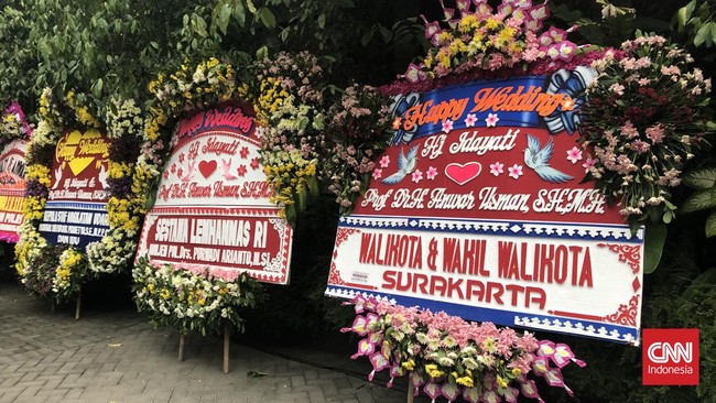 Wali Kota Solo Gibran Rakabuming Raka mengirim karangan bunga untuk pernikahan Ketua Mahkamah Konstitusi (MK) Anwar Usman dan Idayati, adik Presiden Jokowi.