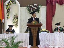 Ketua KY Mukti Fajar Dikukuhkan Guru Besar UMY