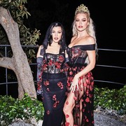 Adu Gaya Keluarga Kardashian di Pesta Pernikahan Kourtney Kardashian dan Travis Barker