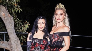 Adu Gaya Keluarga Kardashian di Pesta Pernikahan Kourtney Kardashian dan Travis Barker