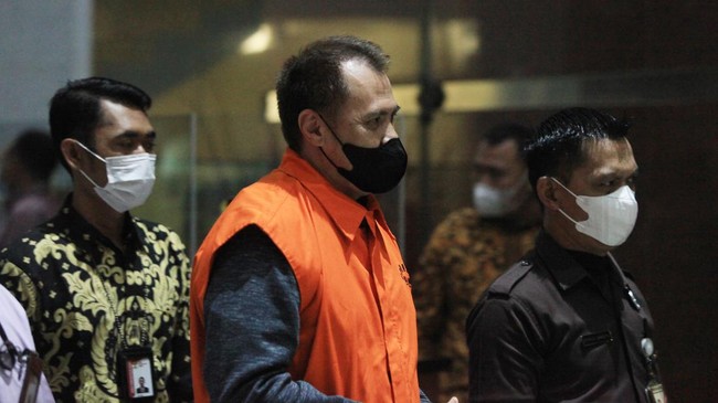 Prajurit TNI AU Mohammad Arief Tandju menyatakan telah melaporkan 12 temuan kekurangan Helikopter Agusta Westland (AW)-101 pada KSAU Marsekal Hadi Tjahjanto.