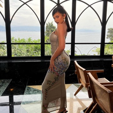 img-title Selalu Penuh Kejutan, Simak Gaya Busana Kylie Jenner yang Leo Banget!