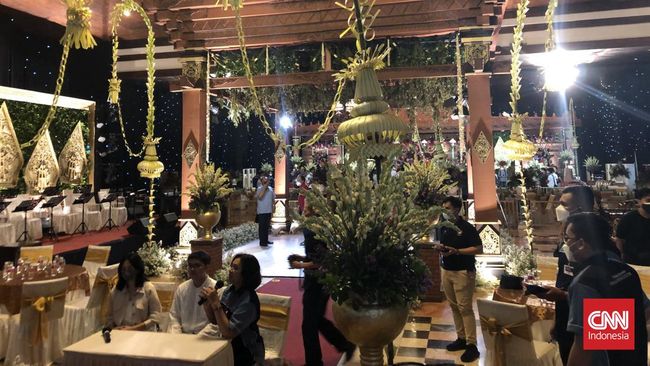 Nuansa Jawa akan mewarnai pernikahan Ketua MK Anwar Usman dan adik Presiden Jokowi, Idayati. Mulai dari dekorasi hingga isi hampers untuk para tamu.
