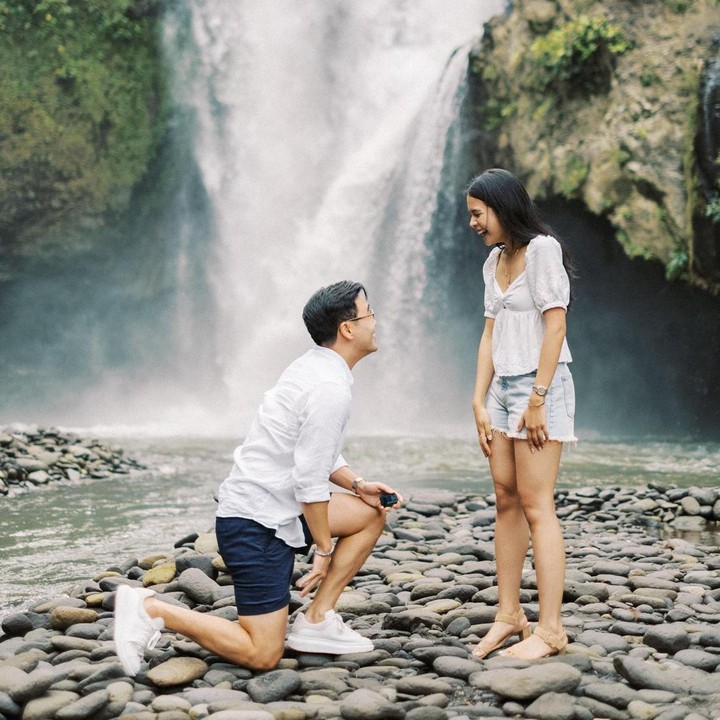 <p>Maudy juga bagikan potret saat Jesse melamarnya di bawah air terjun nih, Bunda. Wah, terlihat romantis, ya? (Foto: Instagram @maudyayunda)<br /><br /><br /></p>